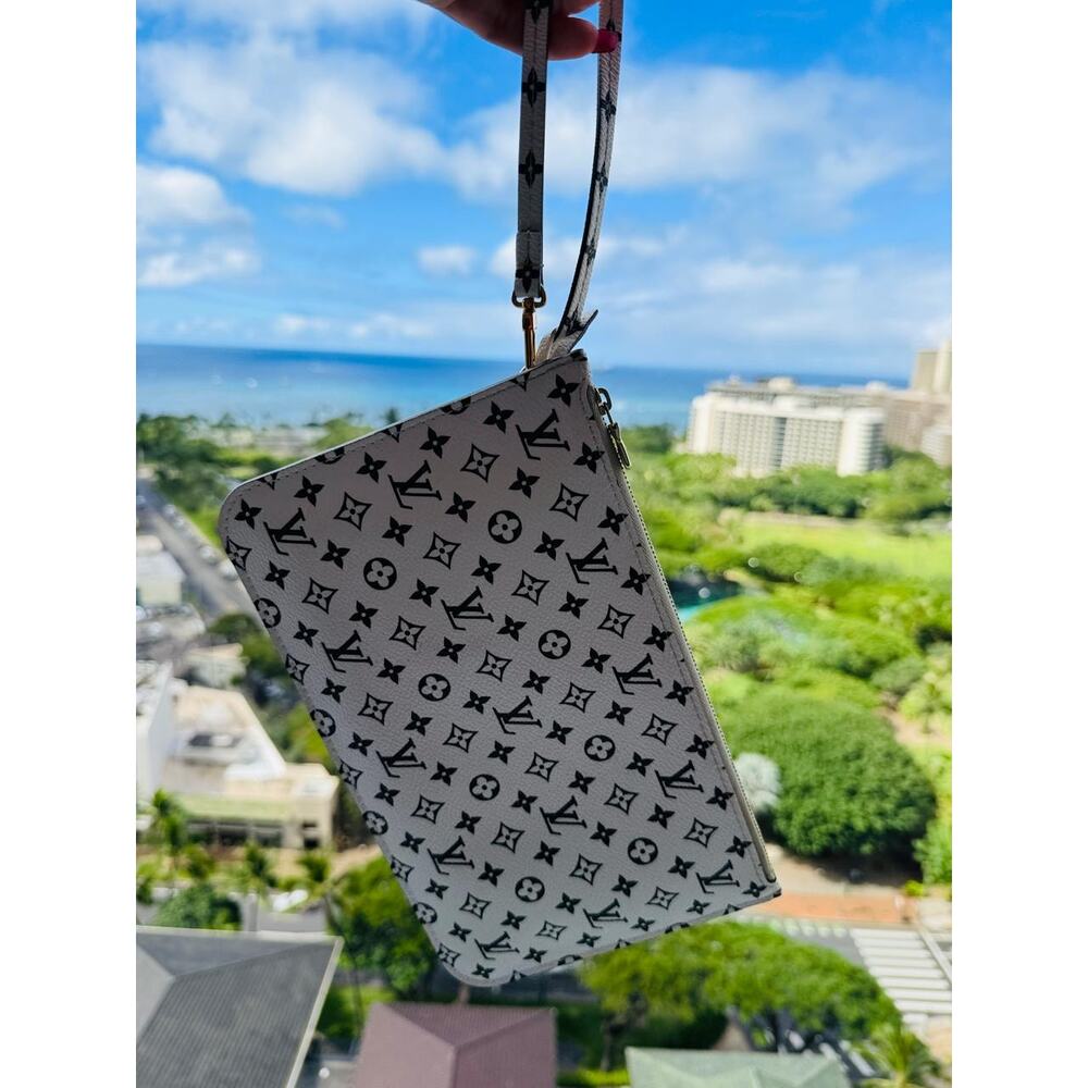 Louis Vuitton Pochette MM Black and White Pouch Wristlet Mini Monogram LTD Rare - Picture 14 of 16